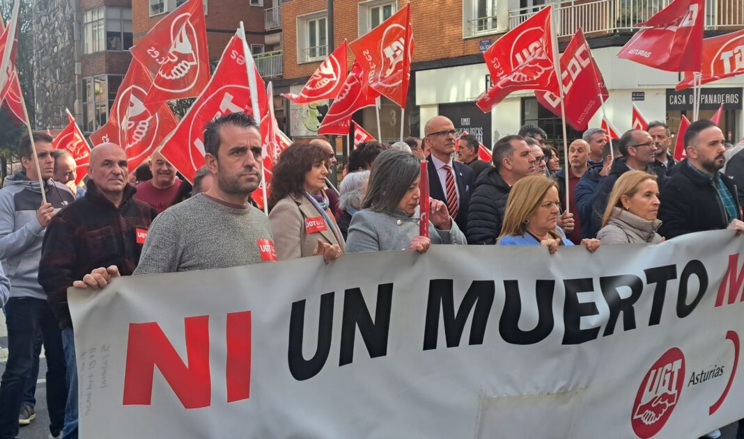 CONCENTRACION EN SEÑAL DE DUELO POR UN NUEVO ACCIDENTE LABORAL